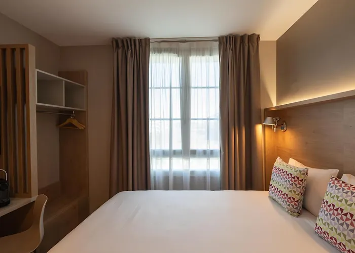 מלון Campanile Centre Gare 3*